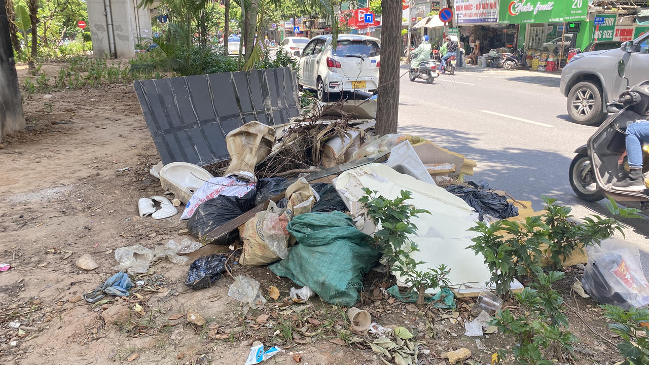 Ngổn ngang rác thải dưới đường trên cao, gầm cầu vượt Hà Nội