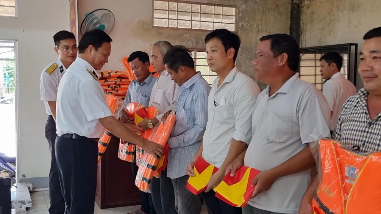 Khánh thành và bàn giao nhà tình nghĩa cho gia đình cán bộ chính sách tại tỉnh Bến Tre 