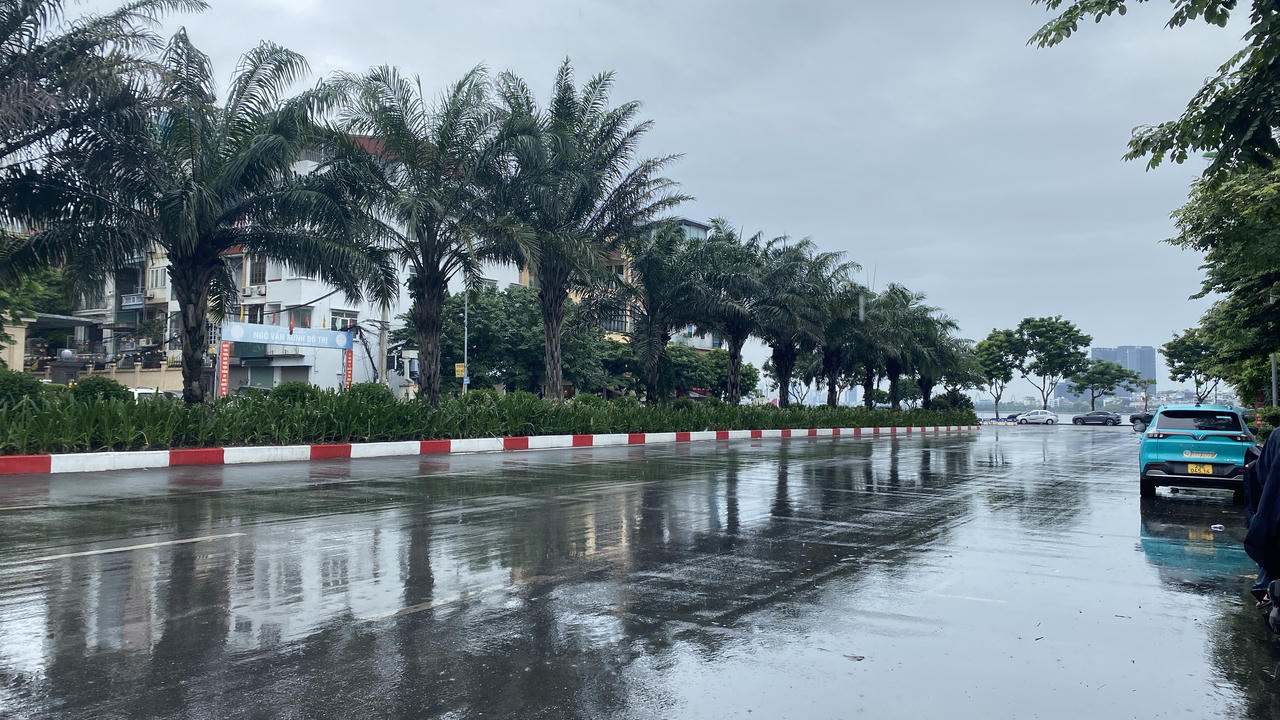 Hà Nội bắt đầu có mưa nặng hạt do ảnh hưởng của bão số 1