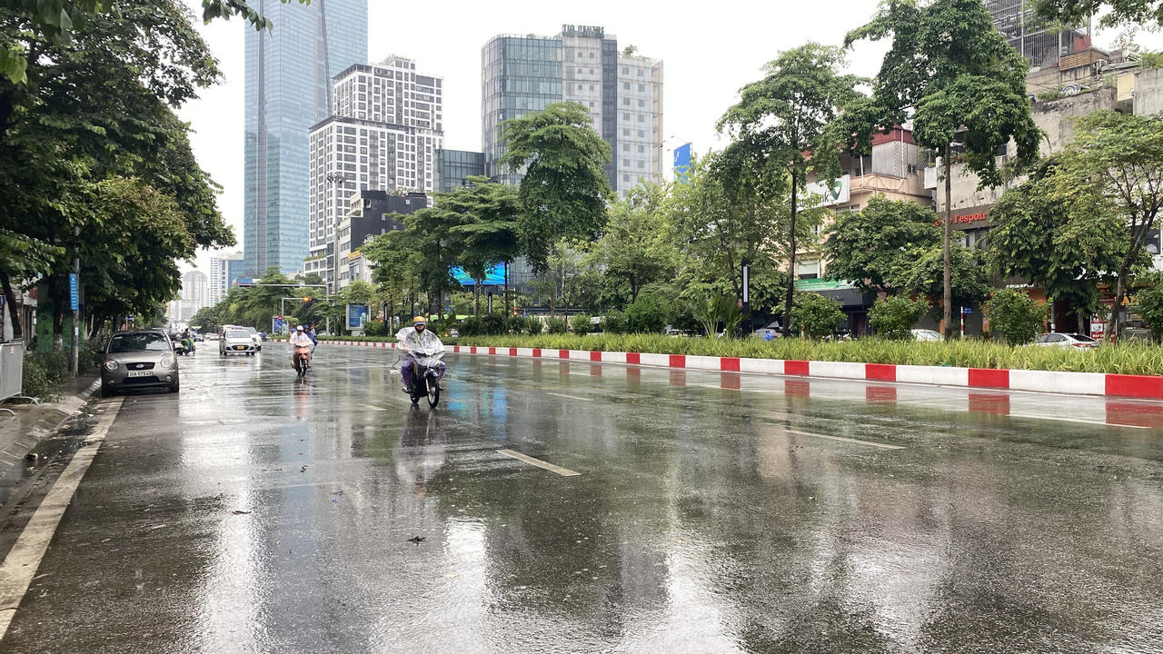 Hà Nội bắt đầu có mưa nặng hạt do ảnh hưởng của bão số 1