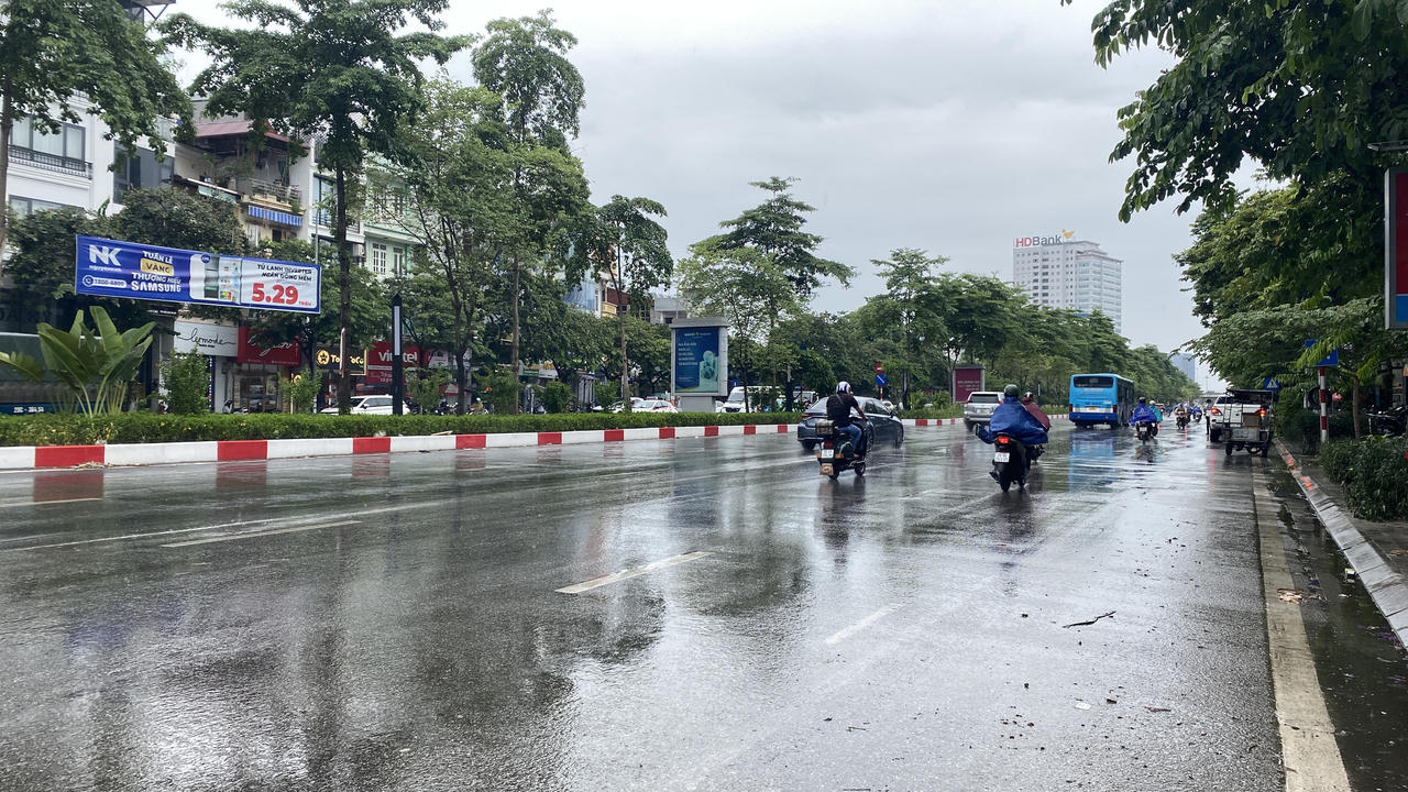 Hà Nội bắt đầu có mưa nặng hạt do ảnh hưởng của bão số 1