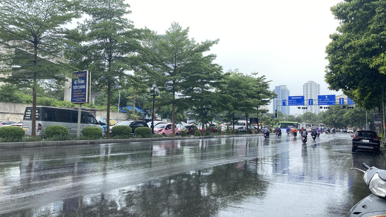 Hà Nội bắt đầu có mưa nặng hạt do ảnh hưởng của bão số 1