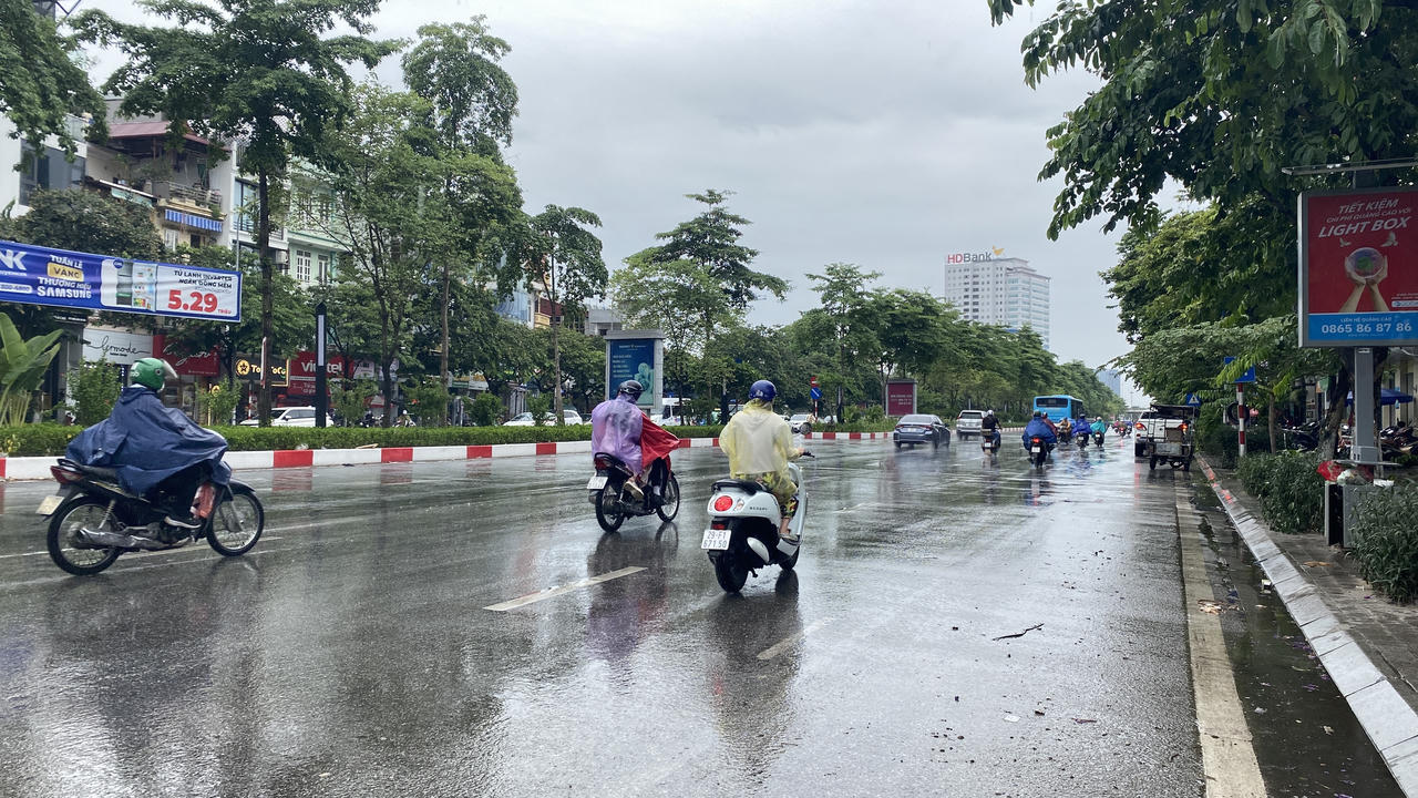 Hà Nội bắt đầu có mưa nặng hạt do ảnh hưởng của bão số 1