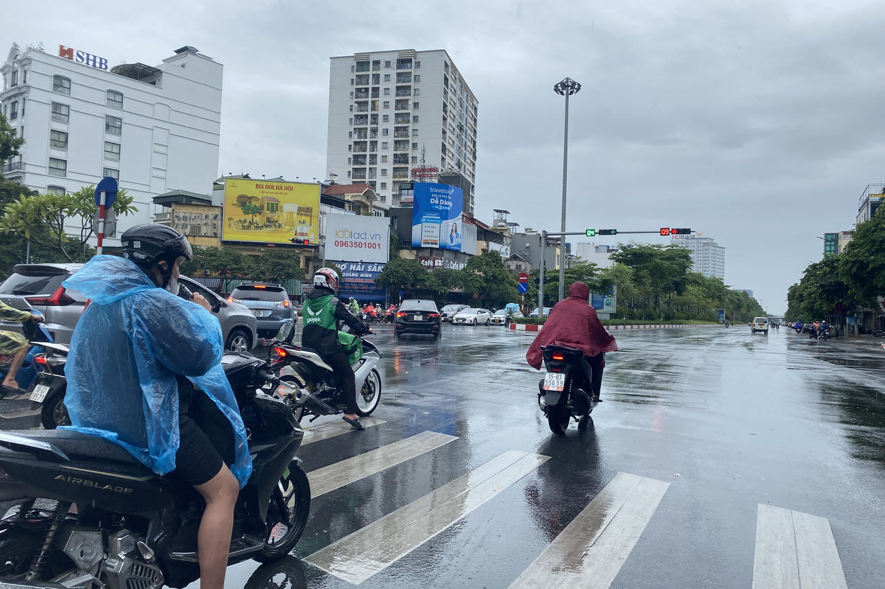 Hà Nội bắt đầu có mưa nặng hạt do ảnh hưởng của bão số 1