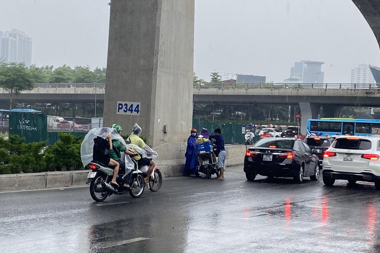 Hà Nội bắt đầu có mưa nặng hạt do ảnh hưởng của bão số 1