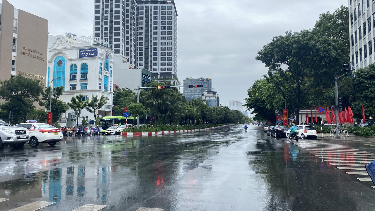 Hà Nội bắt đầu có mưa nặng hạt do ảnh hưởng của bão số 1