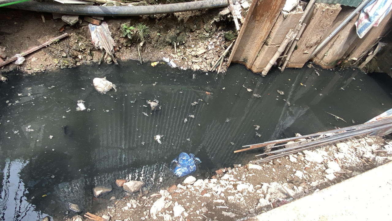 Những hình ảnh cận cảnh mương thoát nước đen ngòm đầy rác ngay giữa Thủ đô Hà Nội