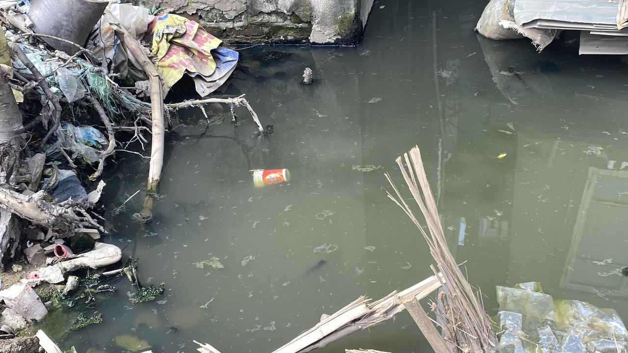 Những hình ảnh cận cảnh mương thoát nước đen ngòm đầy rác ngay giữa Thủ đô Hà Nội