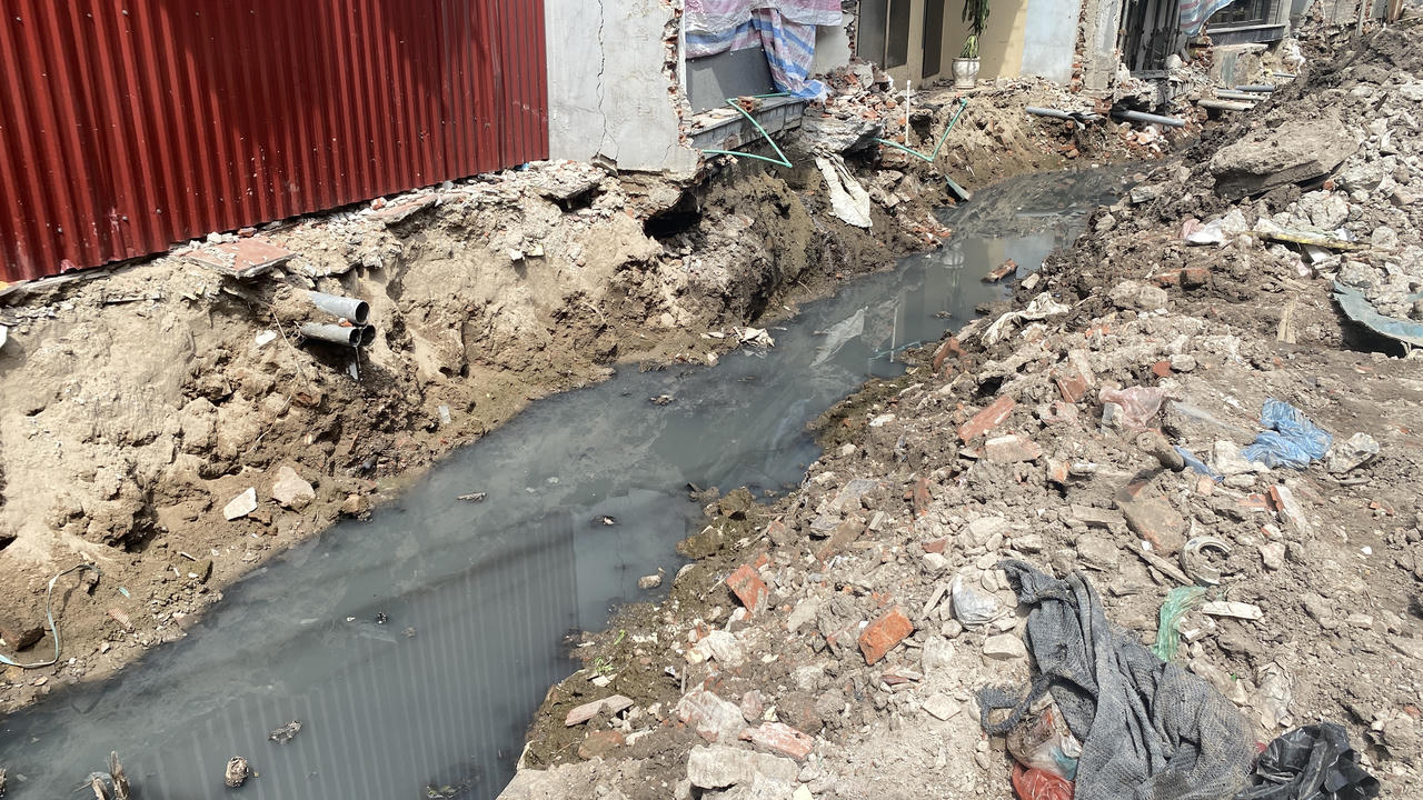 Những hình ảnh cận cảnh mương thoát nước đen ngòm đầy rác ngay giữa Thủ đô Hà Nội