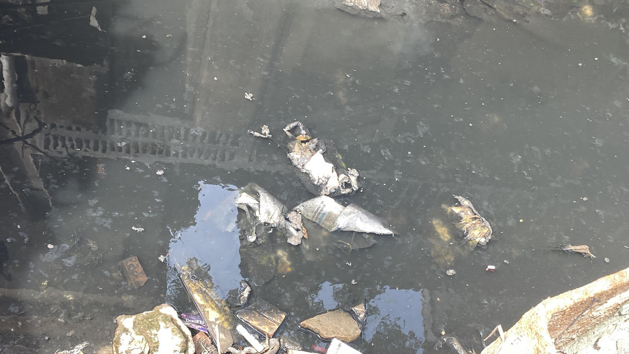 Những hình ảnh cận cảnh mương thoát nước đen ngòm đầy rác ngay giữa Thủ đô Hà Nội