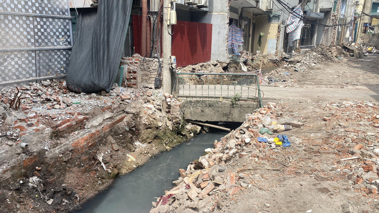 Những hình ảnh cận cảnh mương thoát nước đen ngòm đầy rác ngay giữa Thủ đô Hà Nội