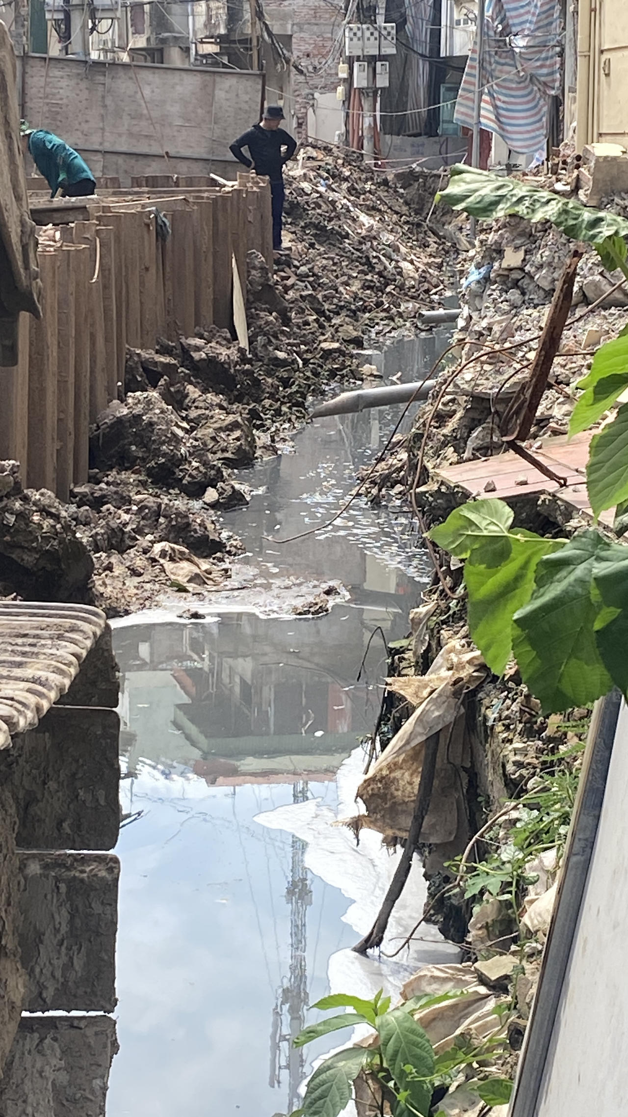 Những hình ảnh cận cảnh mương thoát nước đen ngòm đầy rác ngay giữa Thủ đô Hà Nội