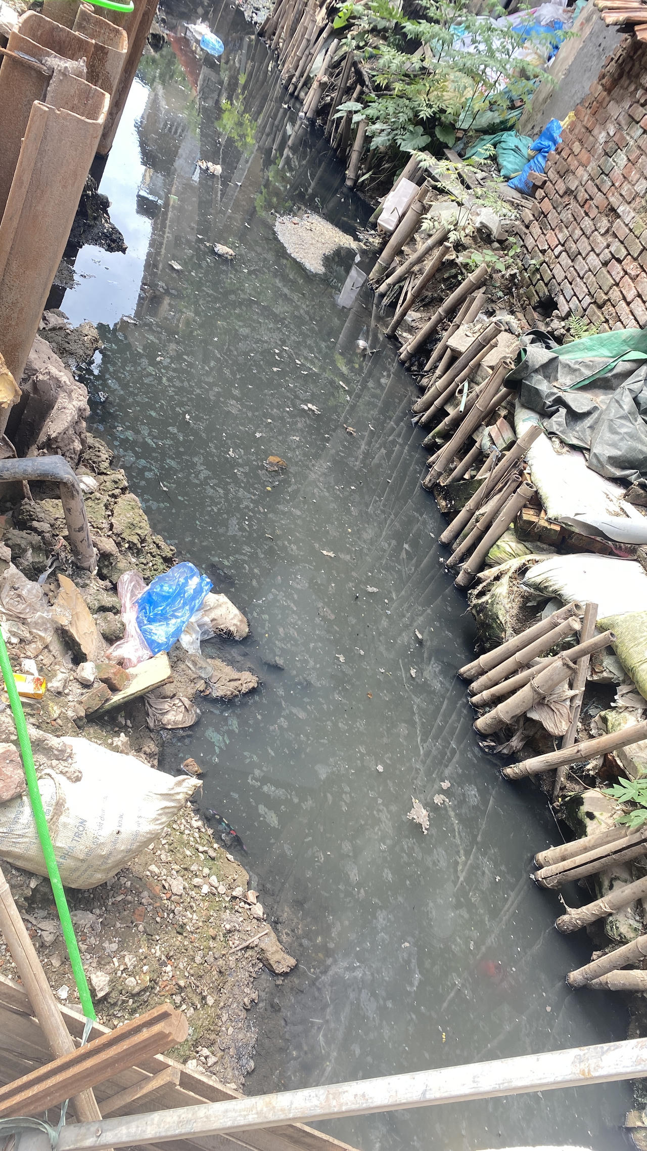 Những hình ảnh cận cảnh mương thoát nước đen ngòm đầy rác ngay giữa Thủ đô Hà Nội