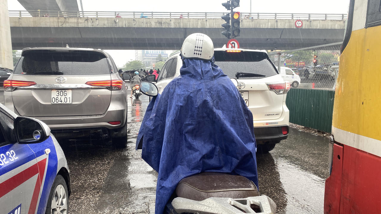 Mưa rào đúng giờ cao điểm, nhiều nút giao thông Hà Nội ùn ứ