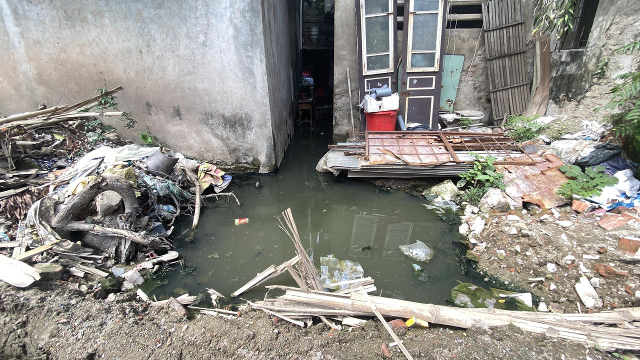 Những hình ảnh cận cảnh mương thoát nước đen ngòm đầy rác ngay giữa Thủ đô Hà Nội