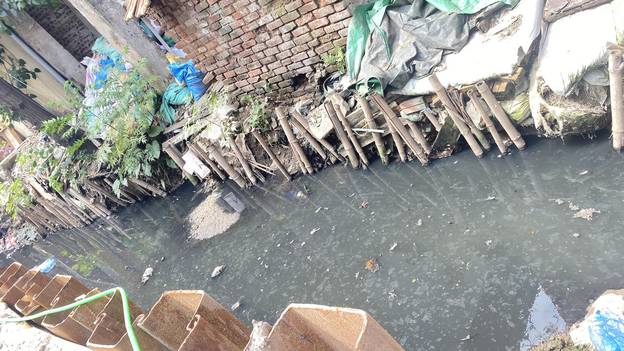 Vướng mắc nào khiến mương thoát nước đen đặc lộ thiên tồn tại ở Thủ đô nhiều năm? 