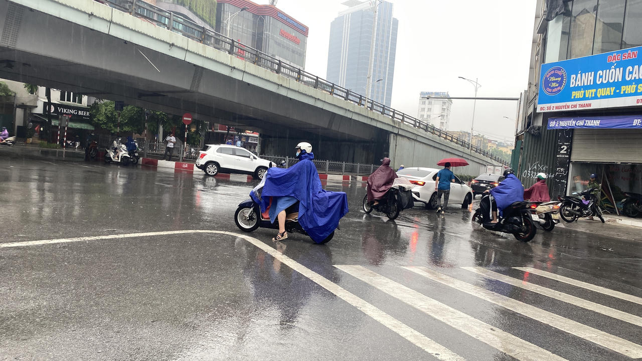 Mưa rào đúng giờ cao điểm, nhiều nút giao thông Hà Nội ùn ứ