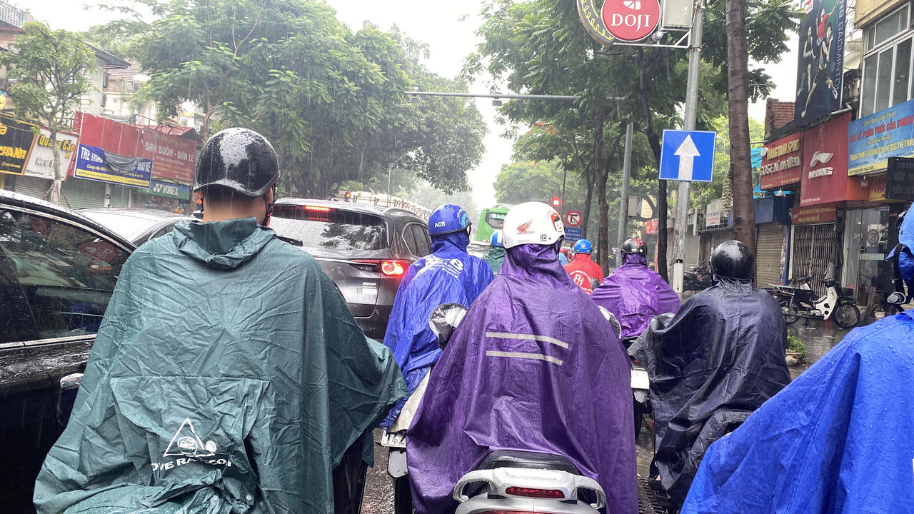 Mưa rào đúng giờ cao điểm, nhiều nút giao thông Hà Nội ùn ứ