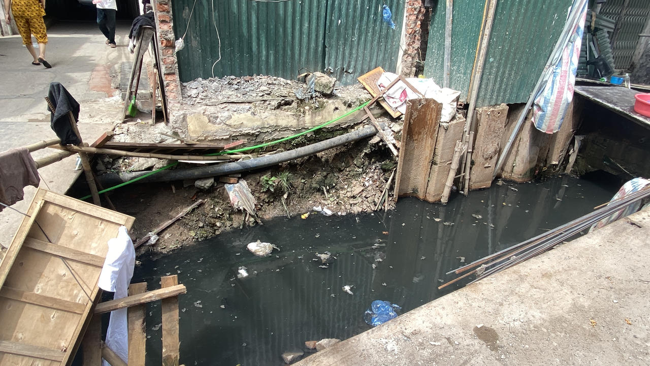 Dòng nước đen ngòm, bốc mùi ngay giữa Thủ đô