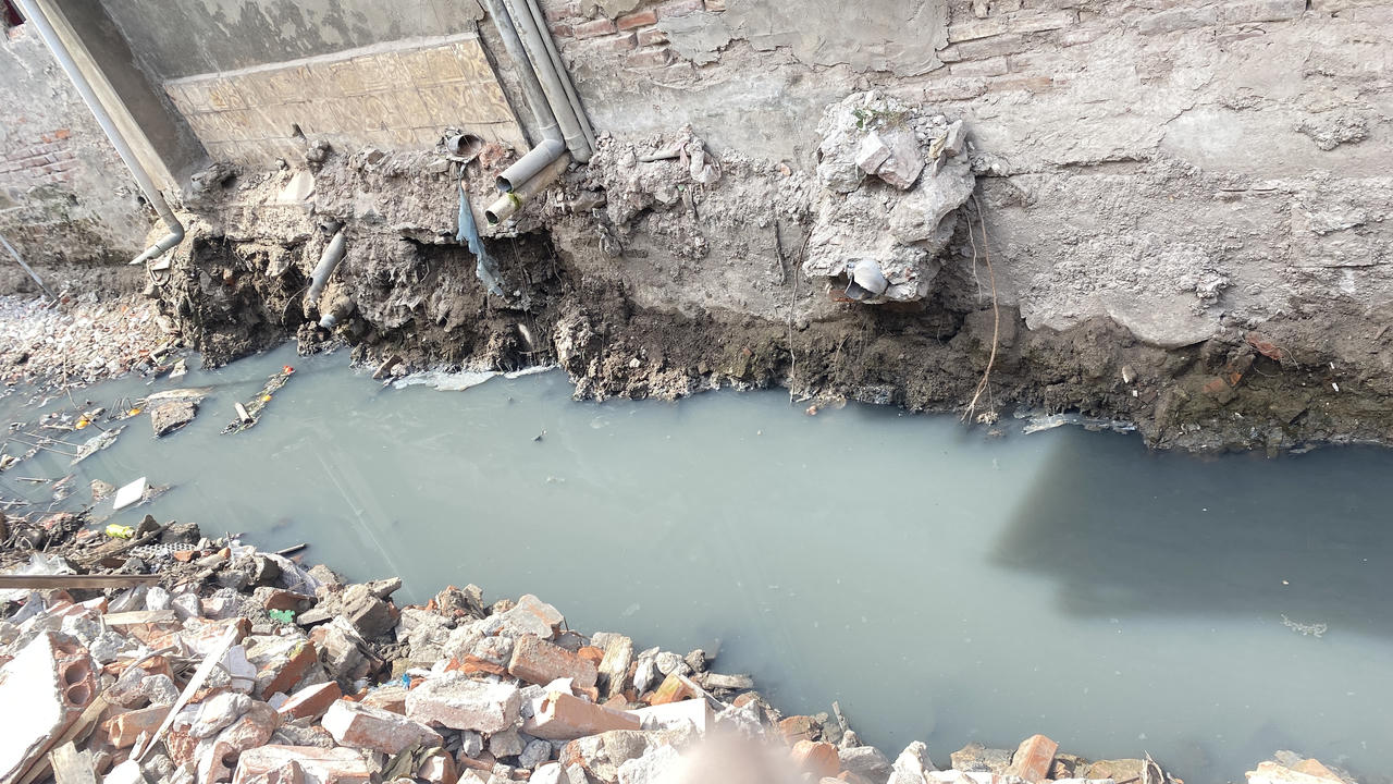 Những hình ảnh cận cảnh mương thoát nước đen ngòm đầy rác ngay giữa Thủ đô Hà Nội