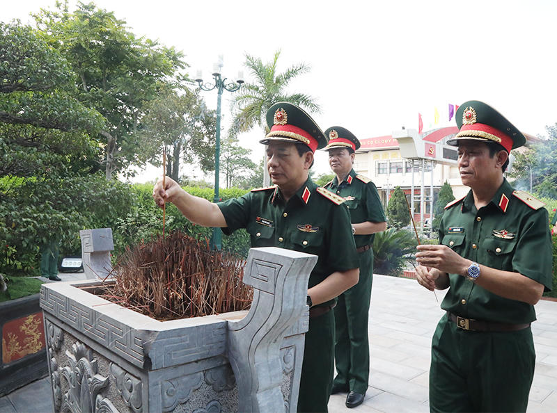 Đại tướng Phan Văn Giang làm việc tại Bộ Tư lệnh Quân đoàn 2 và một số đơn vị thuộc Quân chủng Phòng không - Không quân