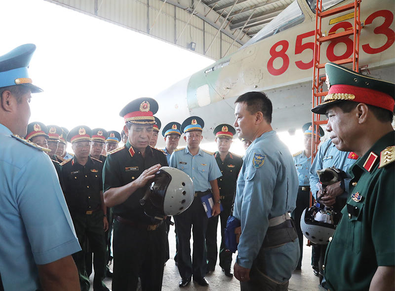 Đại tướng Phan Văn Giang làm việc tại Bộ Tư lệnh Quân đoàn 2 và một số đơn vị thuộc Quân chủng Phòng không - Không quân