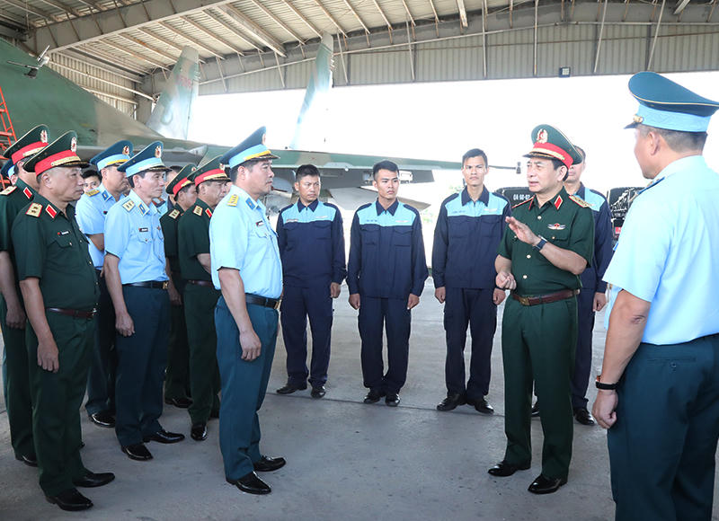 Đại tướng Phan Văn Giang làm việc tại Bộ Tư lệnh Quân đoàn 2 và một số đơn vị thuộc Quân chủng Phòng không - Không quân