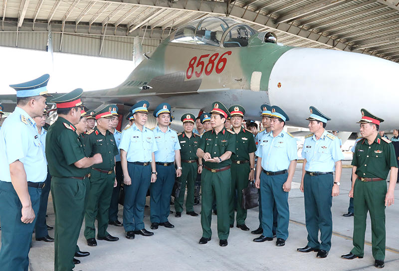 Đại tướng Phan Văn Giang làm việc tại Bộ Tư lệnh Quân đoàn 2 và một số đơn vị thuộc Quân chủng Phòng không - Không quân