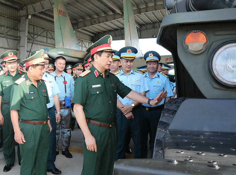 Đại tướng Phan Văn Giang làm việc tại Bộ Tư lệnh Quân đoàn 2 và một số đơn vị thuộc Quân chủng Phòng không - Không quân