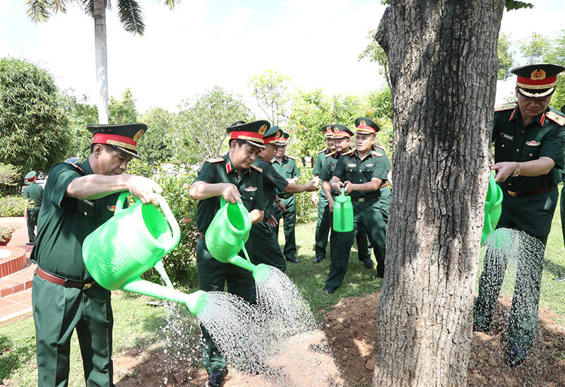 Đại tướng Phan Văn Giang làm việc tại Bộ Tư lệnh Quân đoàn 2 và một số đơn vị thuộc Quân chủng Phòng không - Không quân