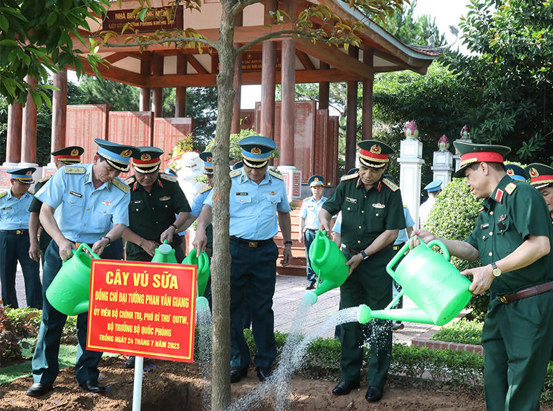 Đại tướng Phan Văn Giang làm việc tại Bộ Tư lệnh Quân đoàn 2 và một số đơn vị thuộc Quân chủng Phòng không - Không quân