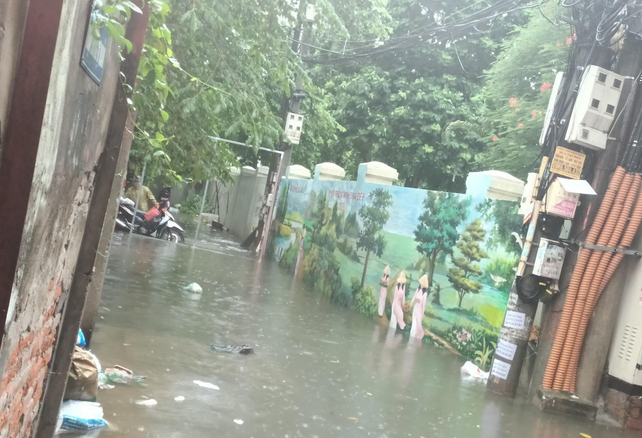 Mưa trắng trời, nhiều tuyến phố ở Hà Nội ngập nặng