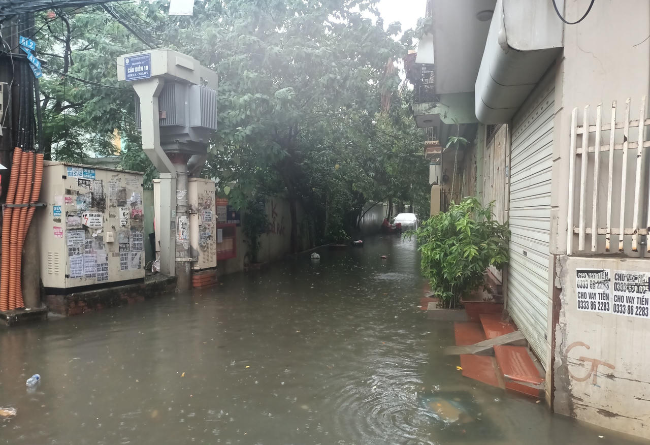 Mưa trắng trời, nhiều tuyến phố ở Hà Nội ngập nặng