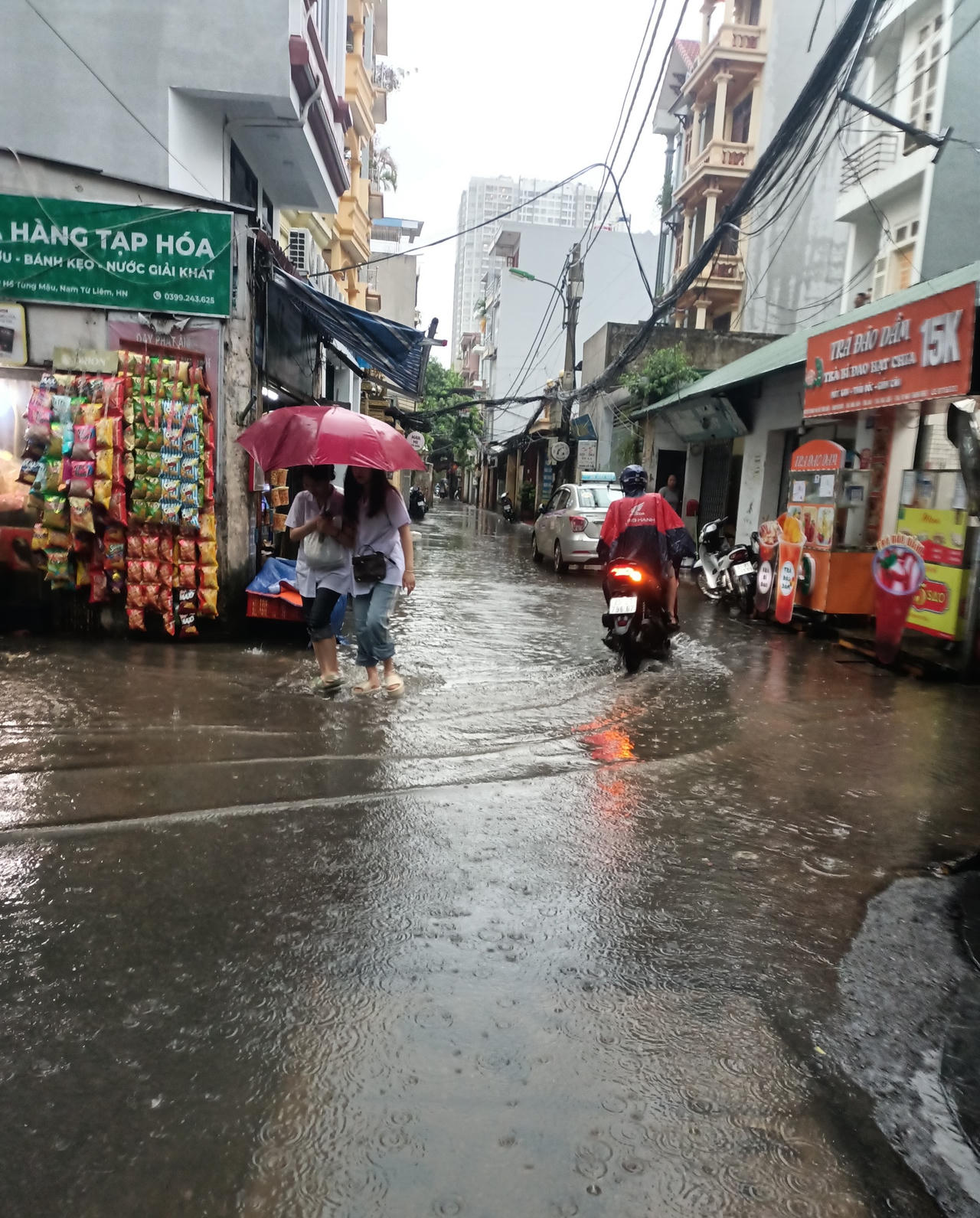 Mưa trắng trời, nhiều tuyến phố ở Hà Nội ngập nặng