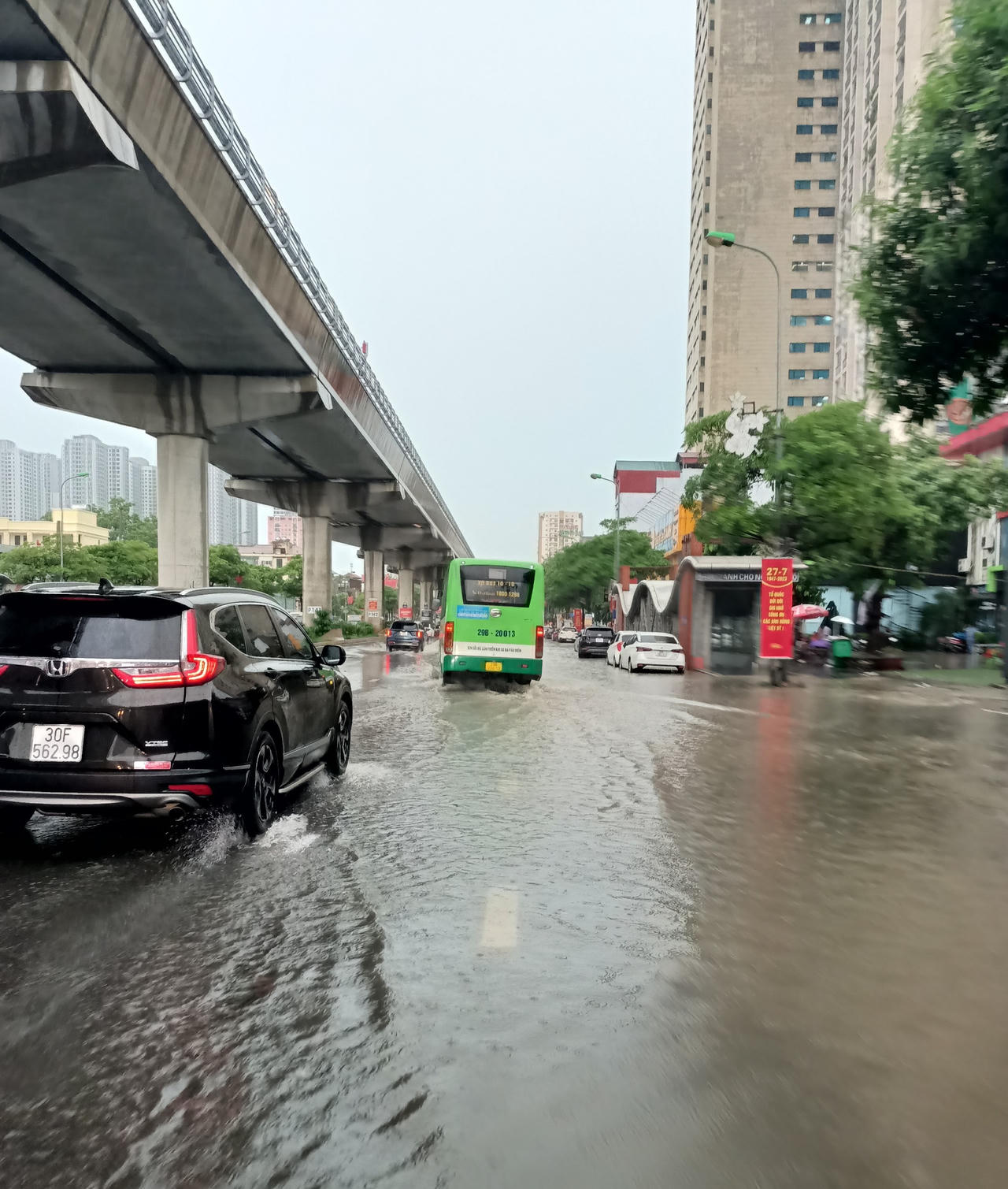 Mưa trắng trời, nhiều tuyến phố ở Hà Nội ngập nặng