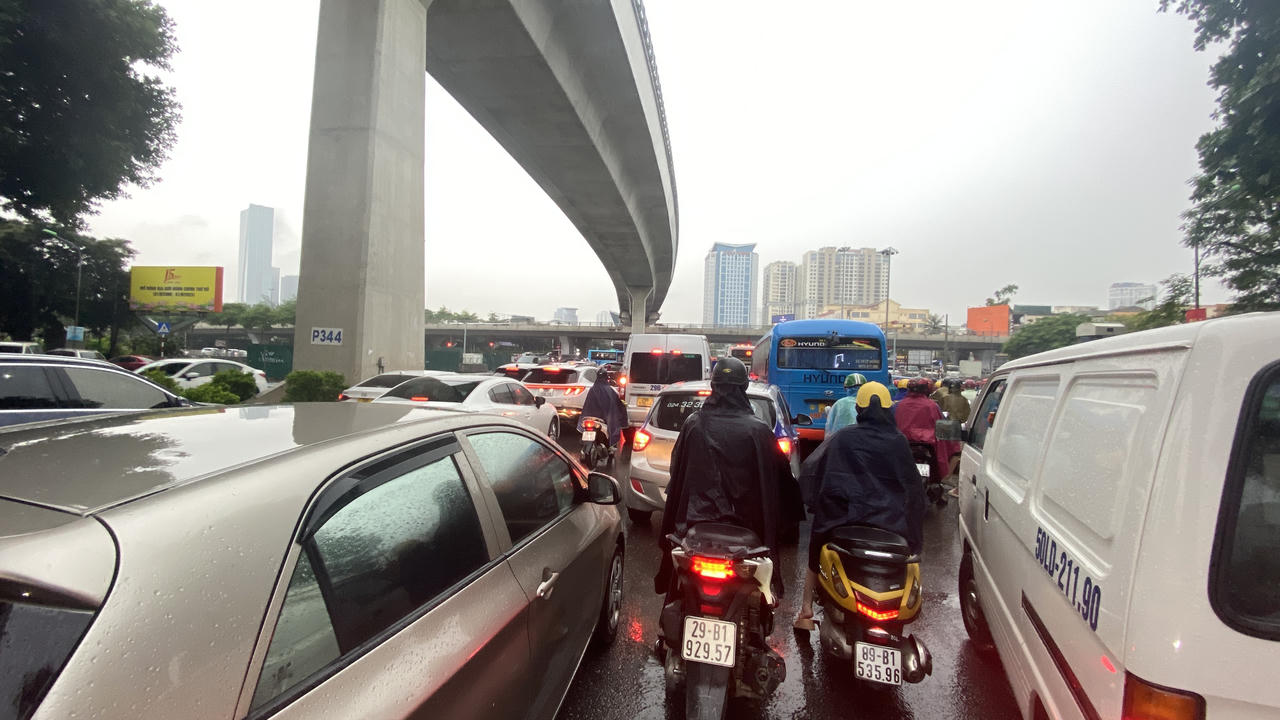 Người Hà Nội chật vật đi trong mưa kéo dài