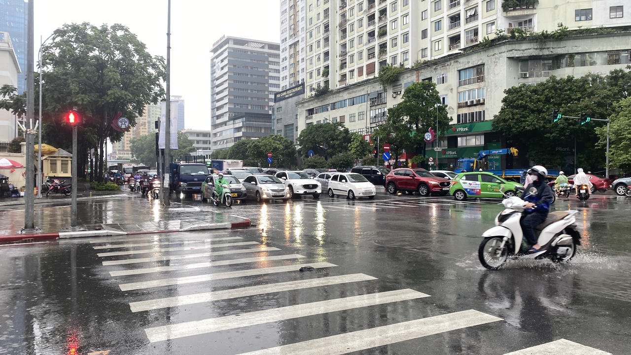 Người Hà Nội chật vật đi trong mưa kéo dài