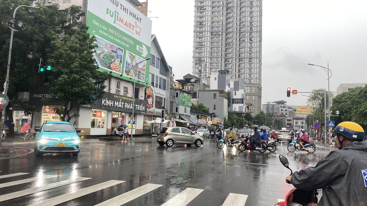 Người Hà Nội chật vật đi trong mưa kéo dài