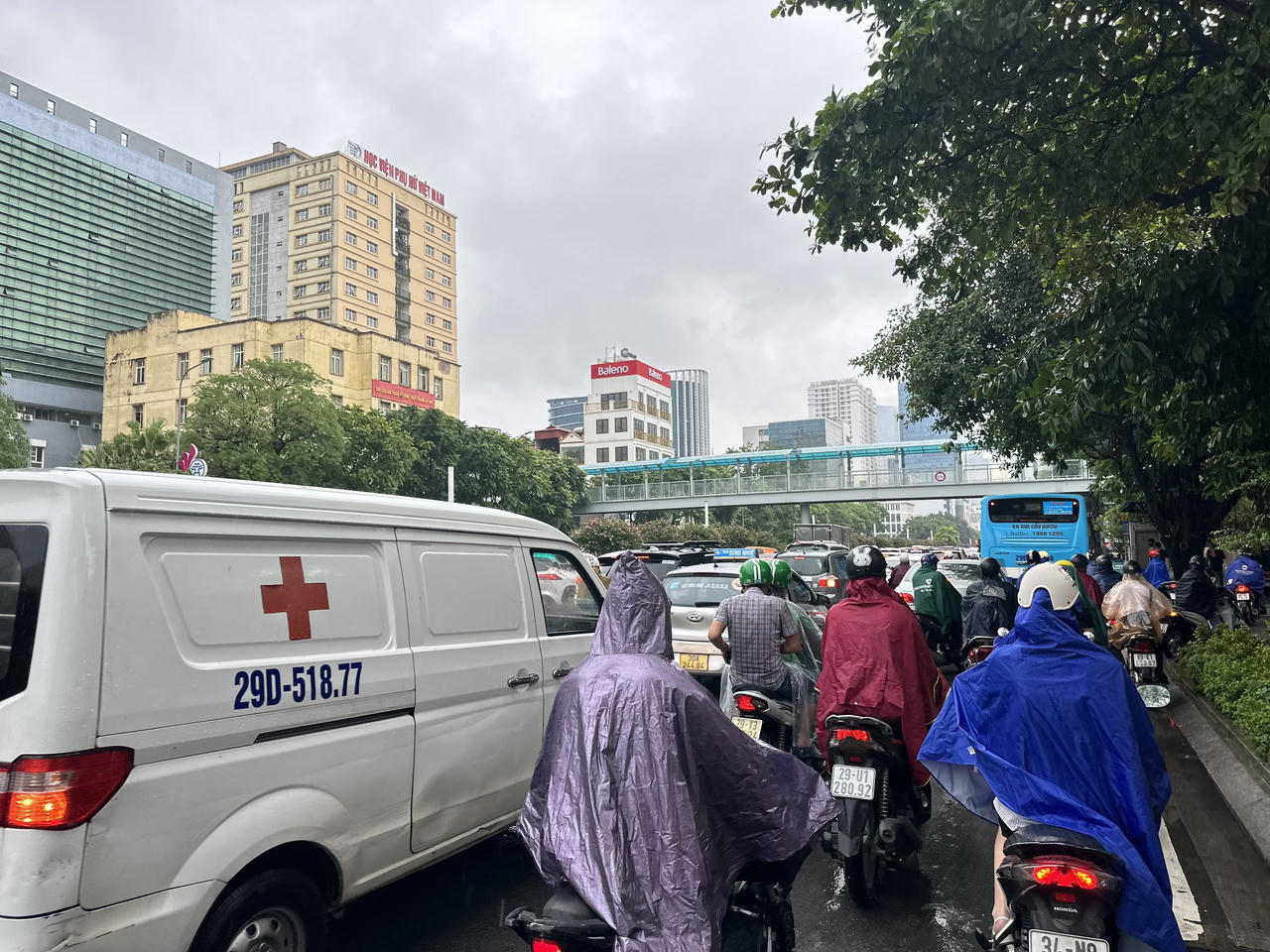 Người Hà Nội chật vật đi trong mưa kéo dài