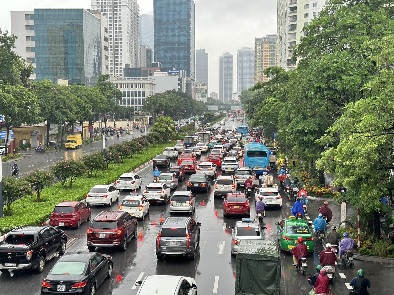 Người Hà Nội chật vật đi trong mưa kéo dài