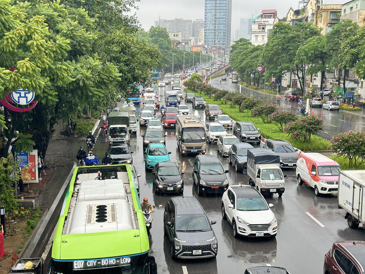 Người Hà Nội chật vật đi trong mưa kéo dài