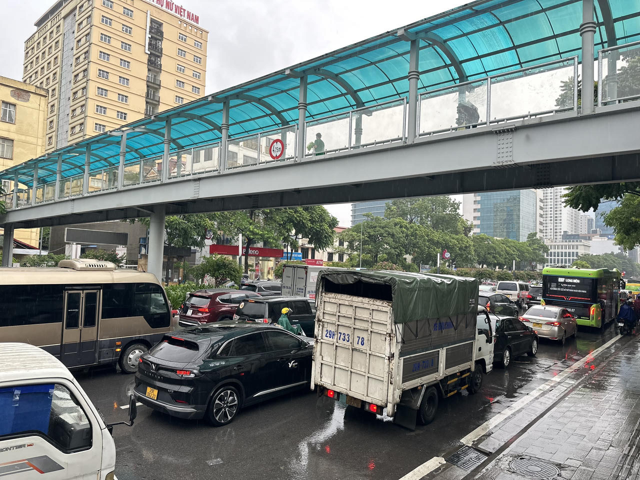 Người Hà Nội chật vật đi trong mưa kéo dài