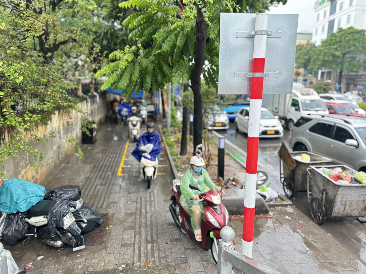 Người Hà Nội chật vật đi trong mưa kéo dài