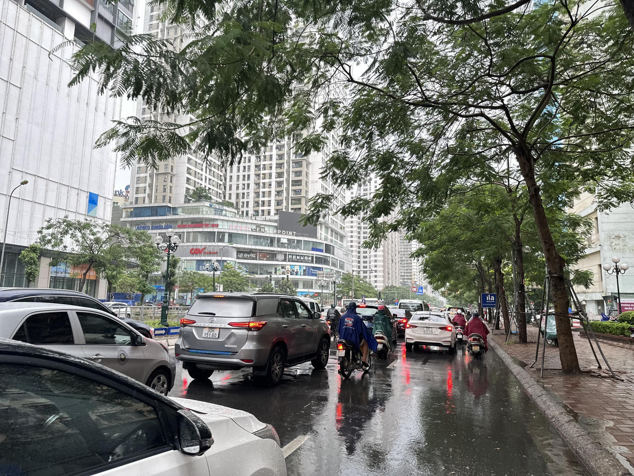 Người Hà Nội chật vật đi trong mưa kéo dài