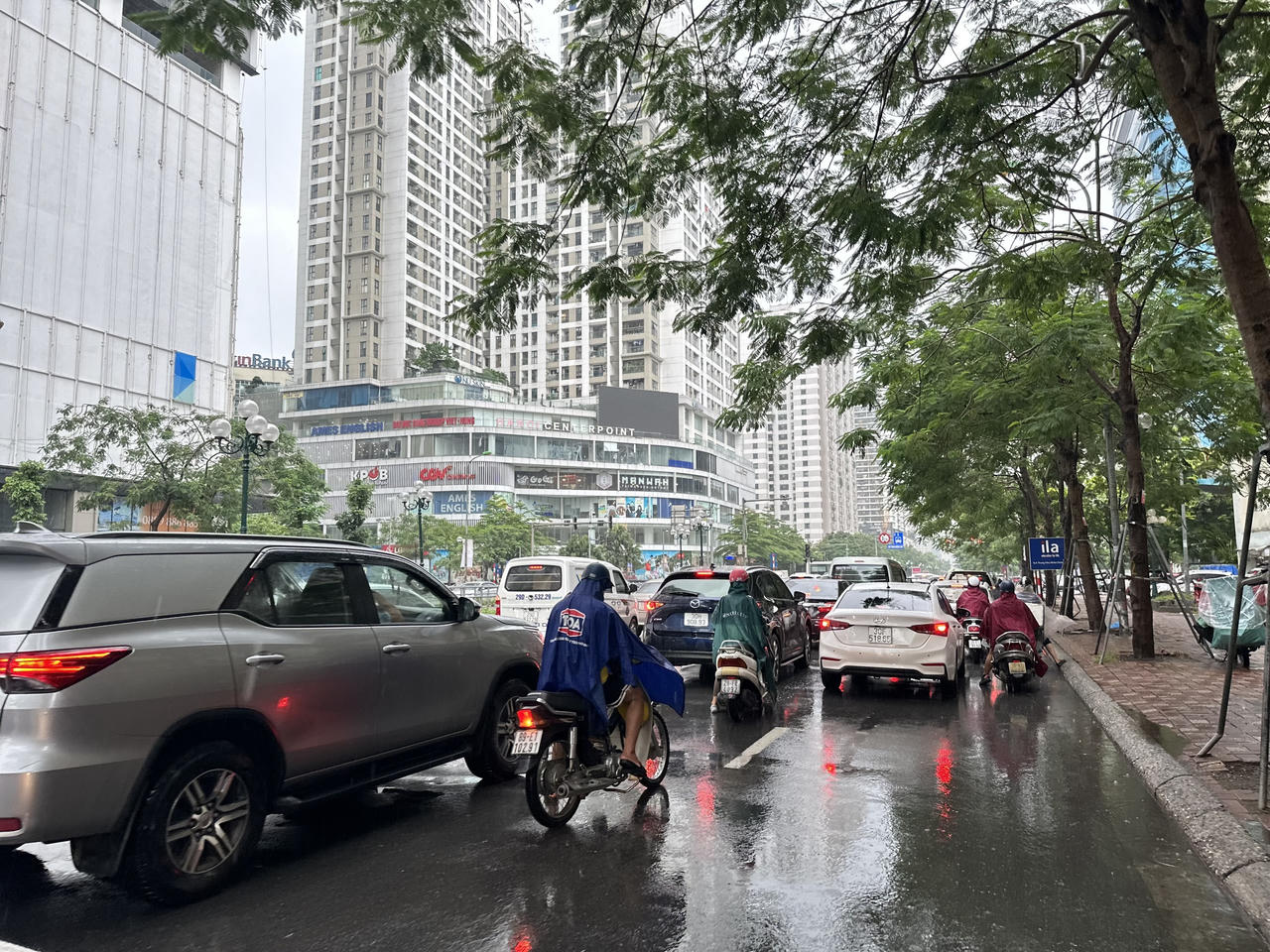 Người Hà Nội chật vật đi trong mưa kéo dài