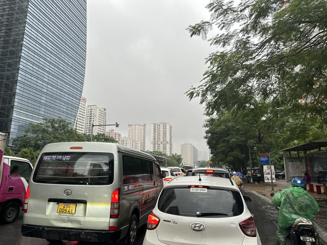 Người Hà Nội chật vật đi trong mưa kéo dài