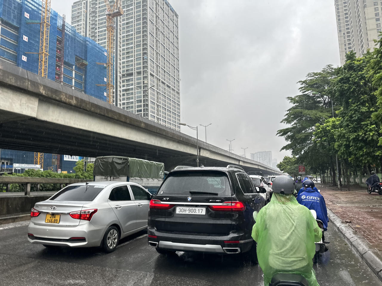 Người Hà Nội chật vật đi trong mưa kéo dài