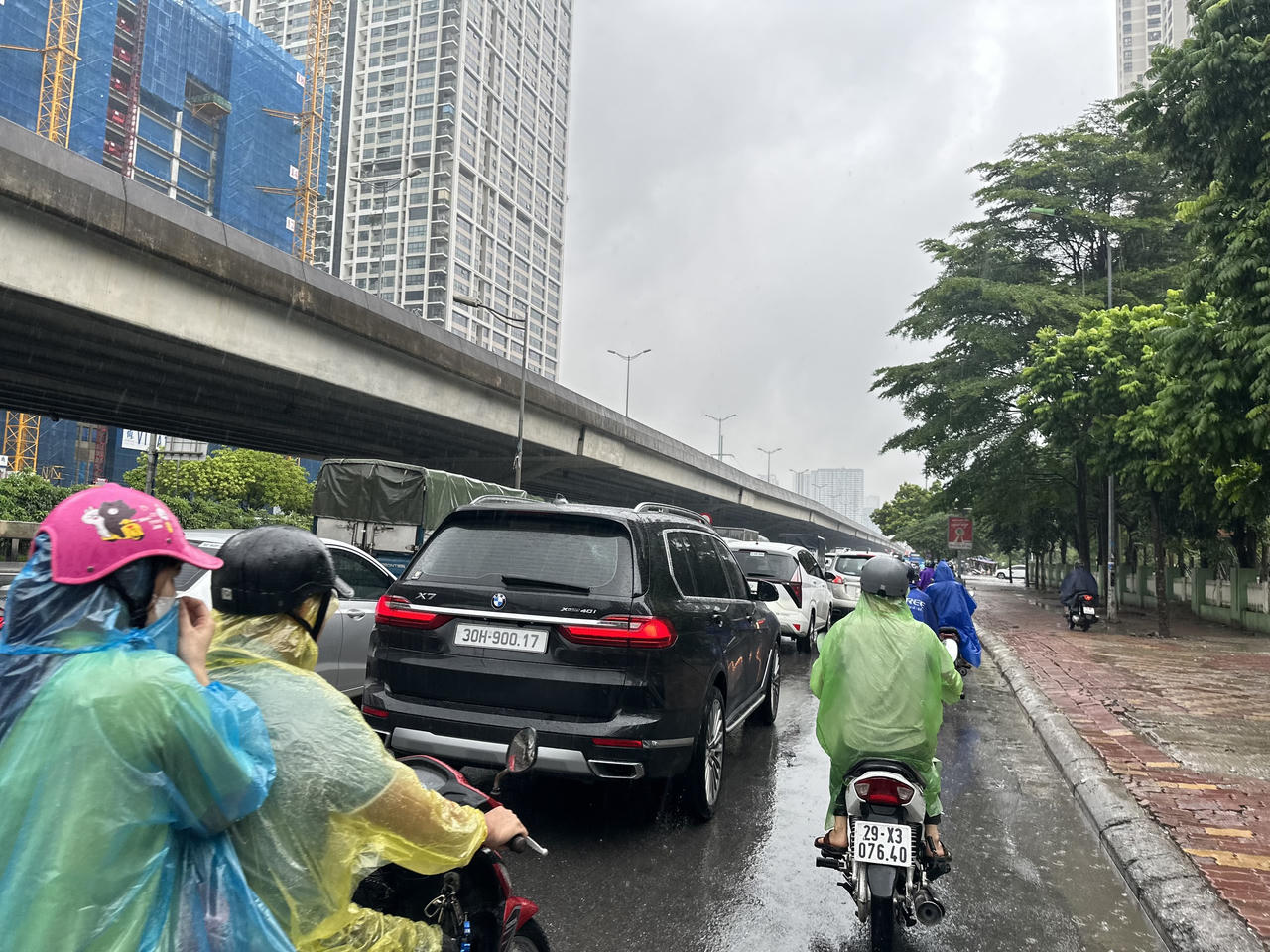 Người Hà Nội chật vật đi trong mưa kéo dài