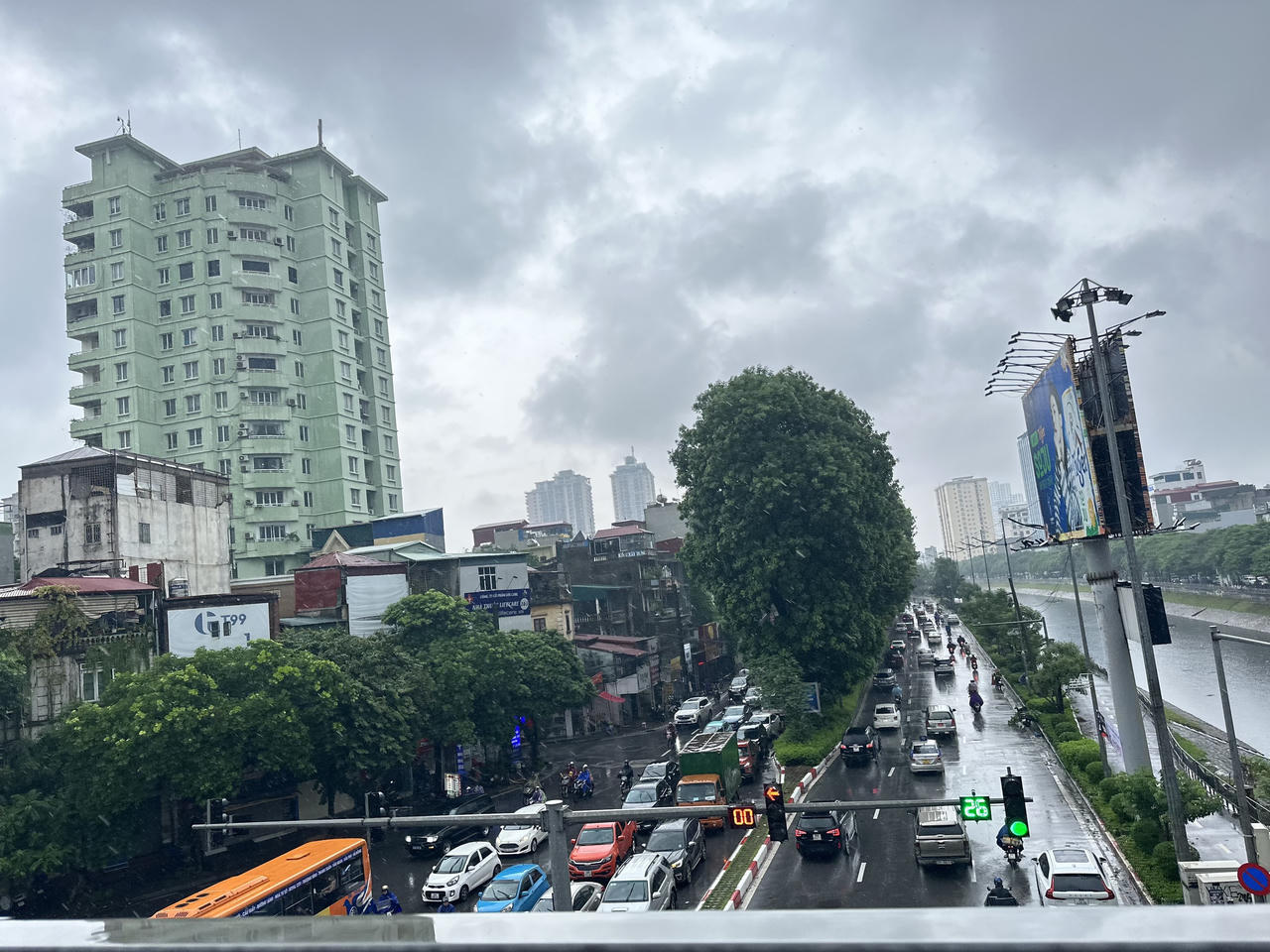 Người Hà Nội chật vật đi trong mưa kéo dài