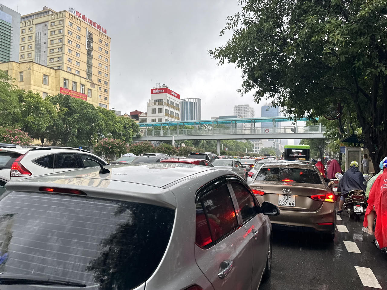 Người Hà Nội chật vật đi trong mưa kéo dài